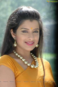 Madhhurima in Saree