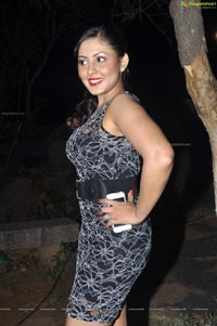 Madhu Shalini Hot in Sleeveless Dress
