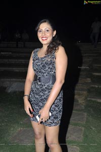 Madhu Shalini Hot in Sleeveless Dress