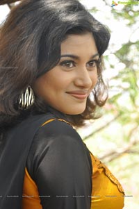 Oviya Helen in Moodar Koodam