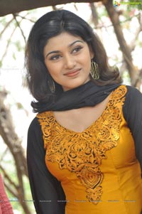 Oviya Helen in Moodar Koodam