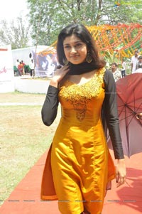 Oviya Helen in Moodar Koodam