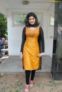 Oviya Helen in Moodar Koodam