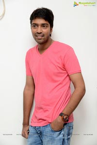 Allari Naresh in T-Shirt