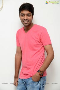 Allari Naresh in T-Shirt