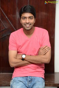 Allari Naresh in T-Shirt