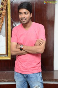 Allari Naresh in T-Shirt