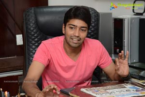 Allari Naresh in T-Shirt