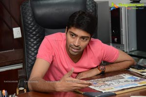 Allari Naresh in T-Shirt