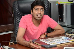 Allari Naresh in T-Shirt