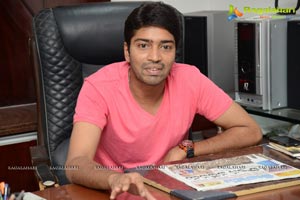 Allari Naresh in T-Shirt