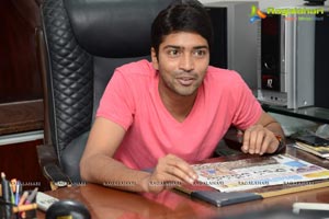 Allari Naresh in T-Shirt