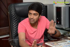 Allari Naresh in T-Shirt