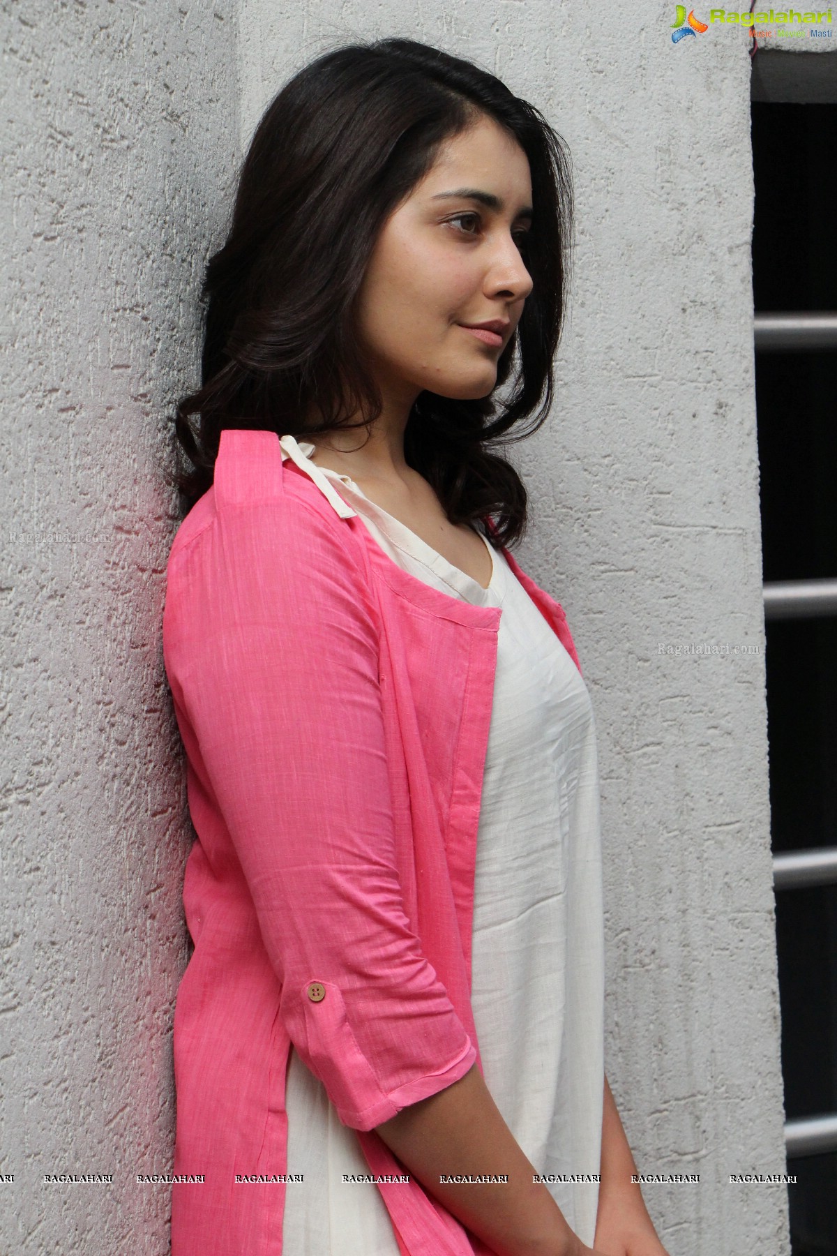 Cute and Beautiful Raashi Khanna in Pink Dress Pics