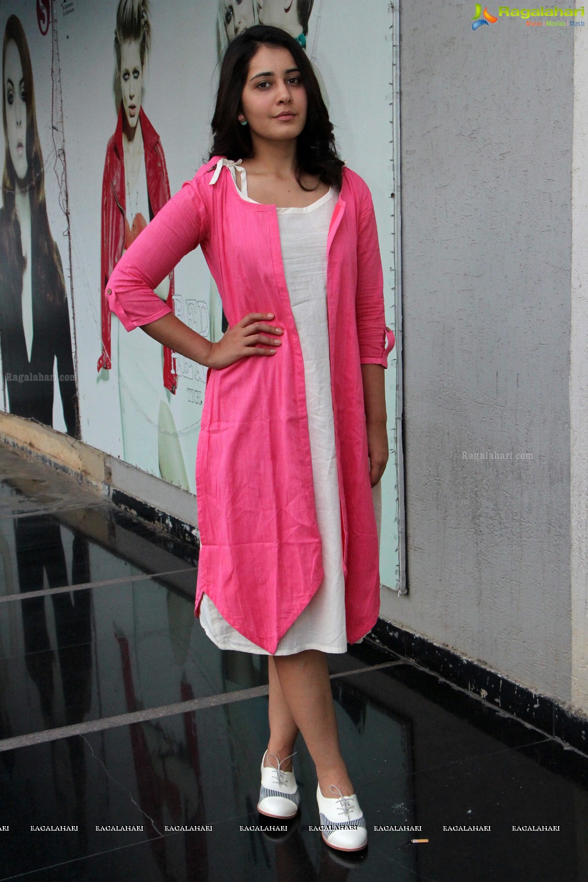 Cute and Beautiful Raashi Khanna in Pink Dress Pics