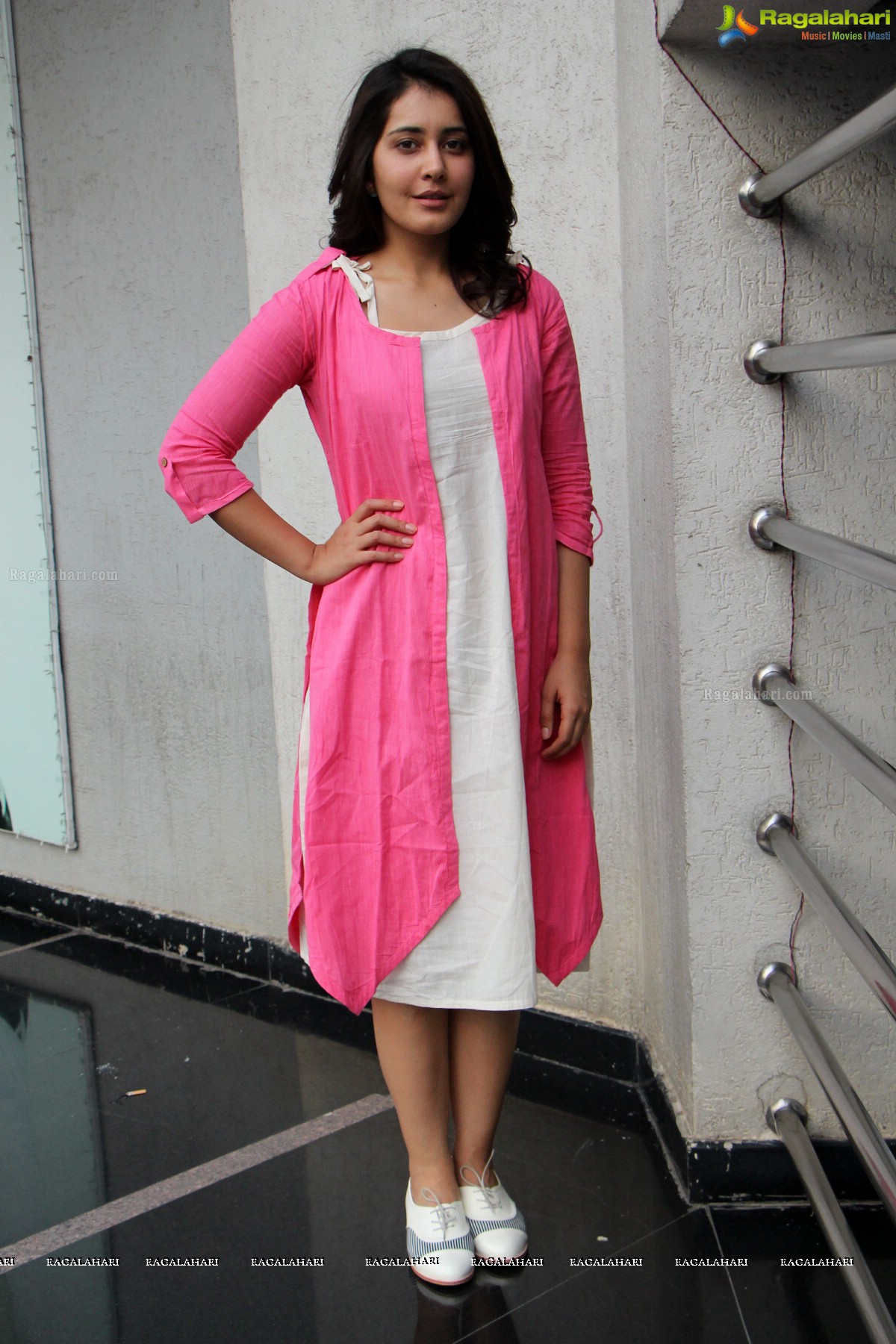 Cute and Beautiful Raashi Khanna in Pink Dress Pics