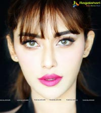 Heroine Angela Krislinzki