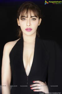 Heroine Angela Krislinzki