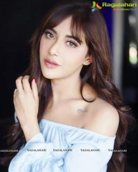 Heroine Angela Krislinzki