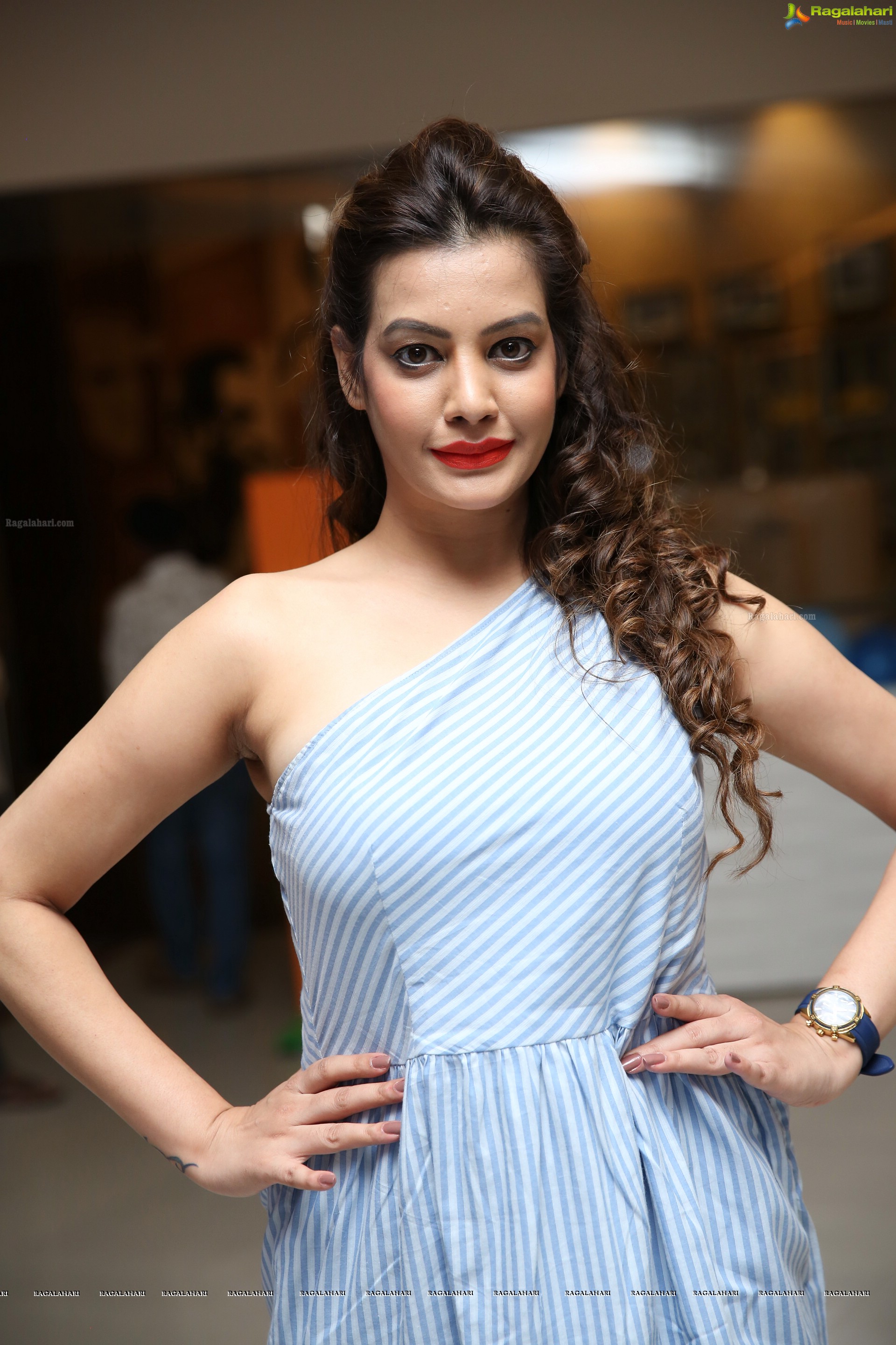 Diksha Panth at Veere Di Wedding - Neeru's Exclusive Screening (High Definition)