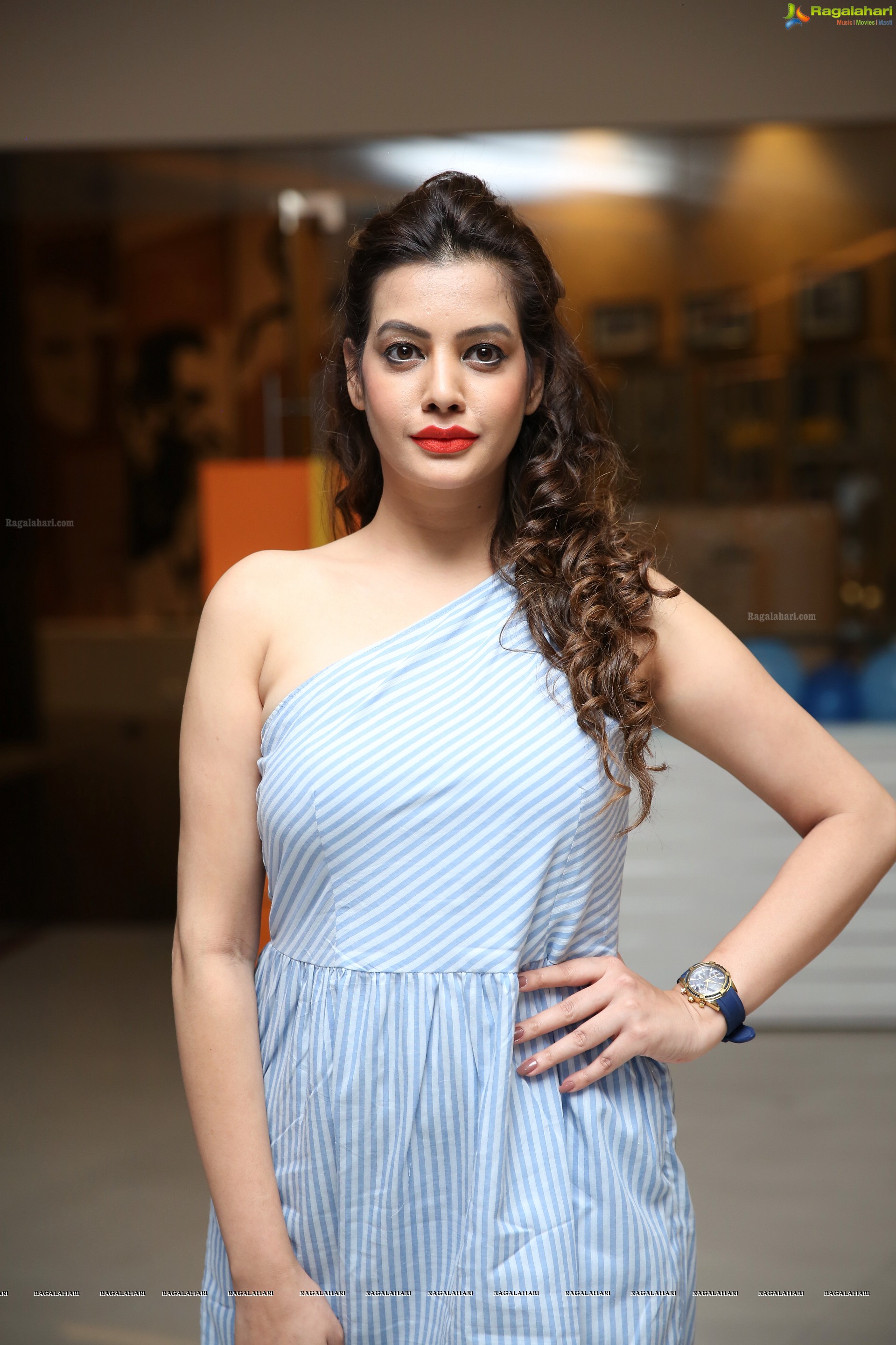 Diksha Panth at Veere Di Wedding - Neeru's Exclusive Screening (High Definition)