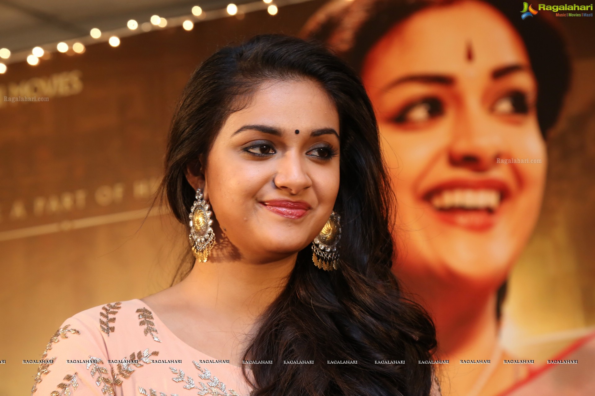 Keerthy Suresh at Mahanati Success Meet (High Definition)