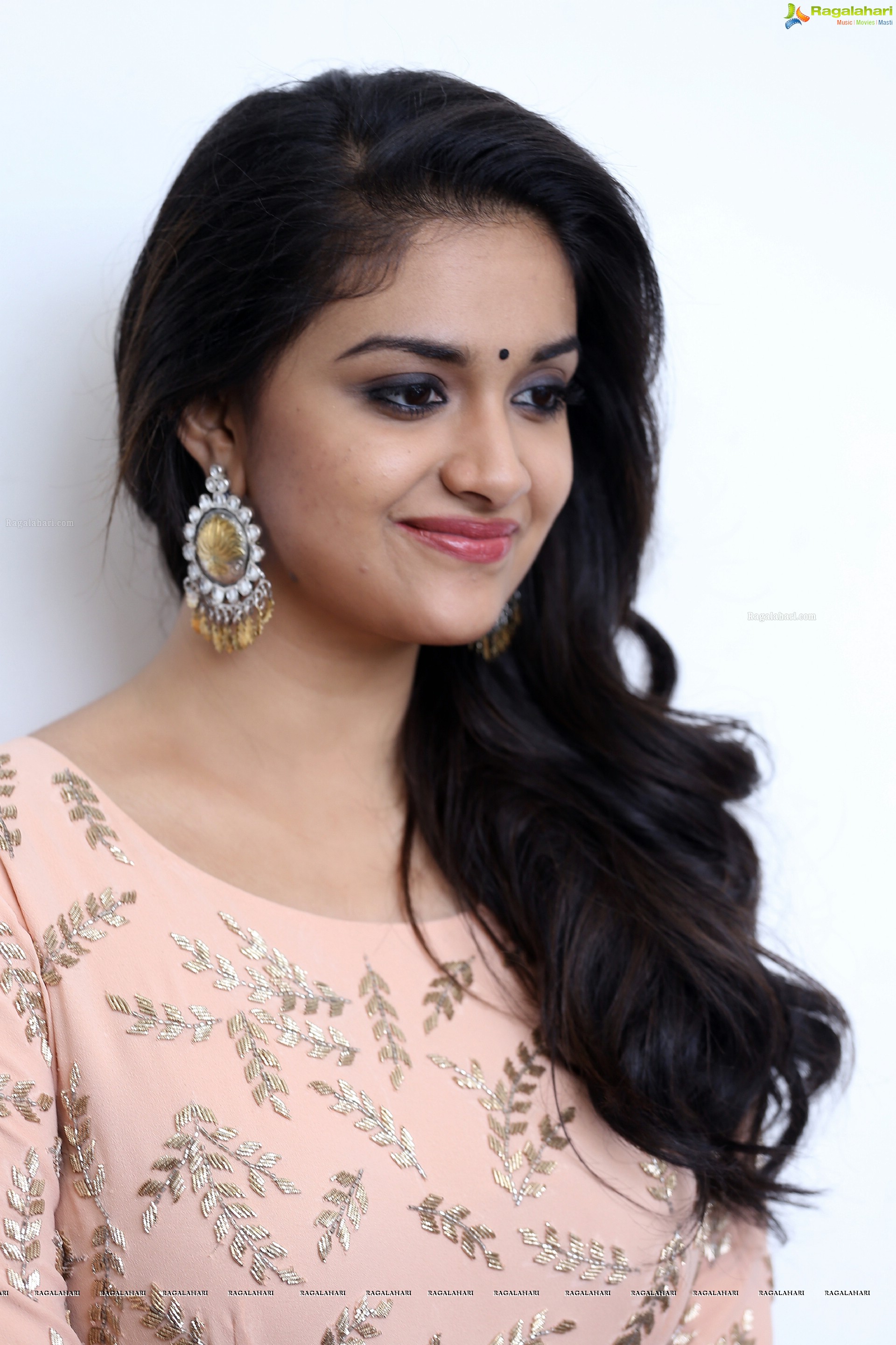 Keerthy Suresh at Mahanati Success Meet (High Definition)