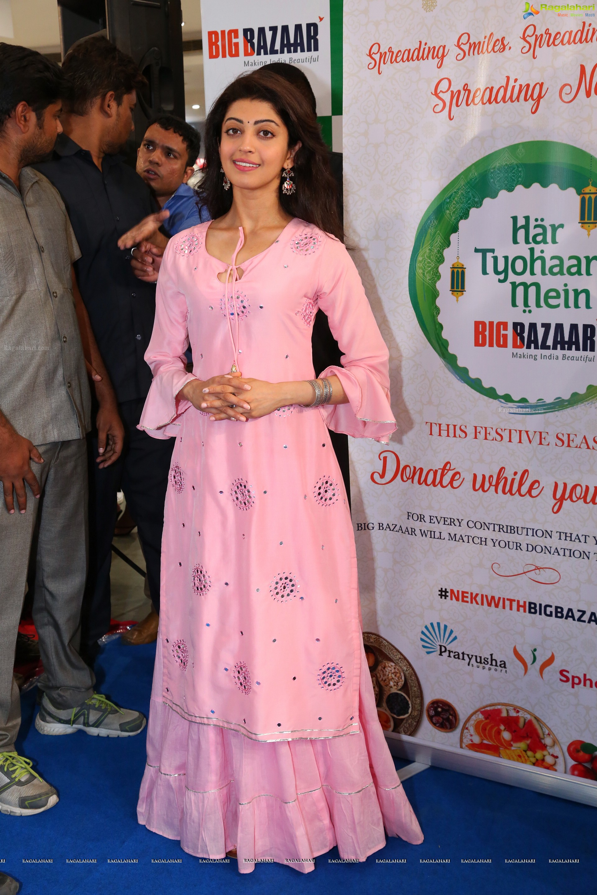 Pranitha Subhash at Big Bazaar (High Definition)