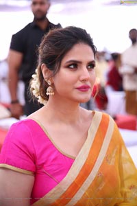 Zarine Khan in Saree