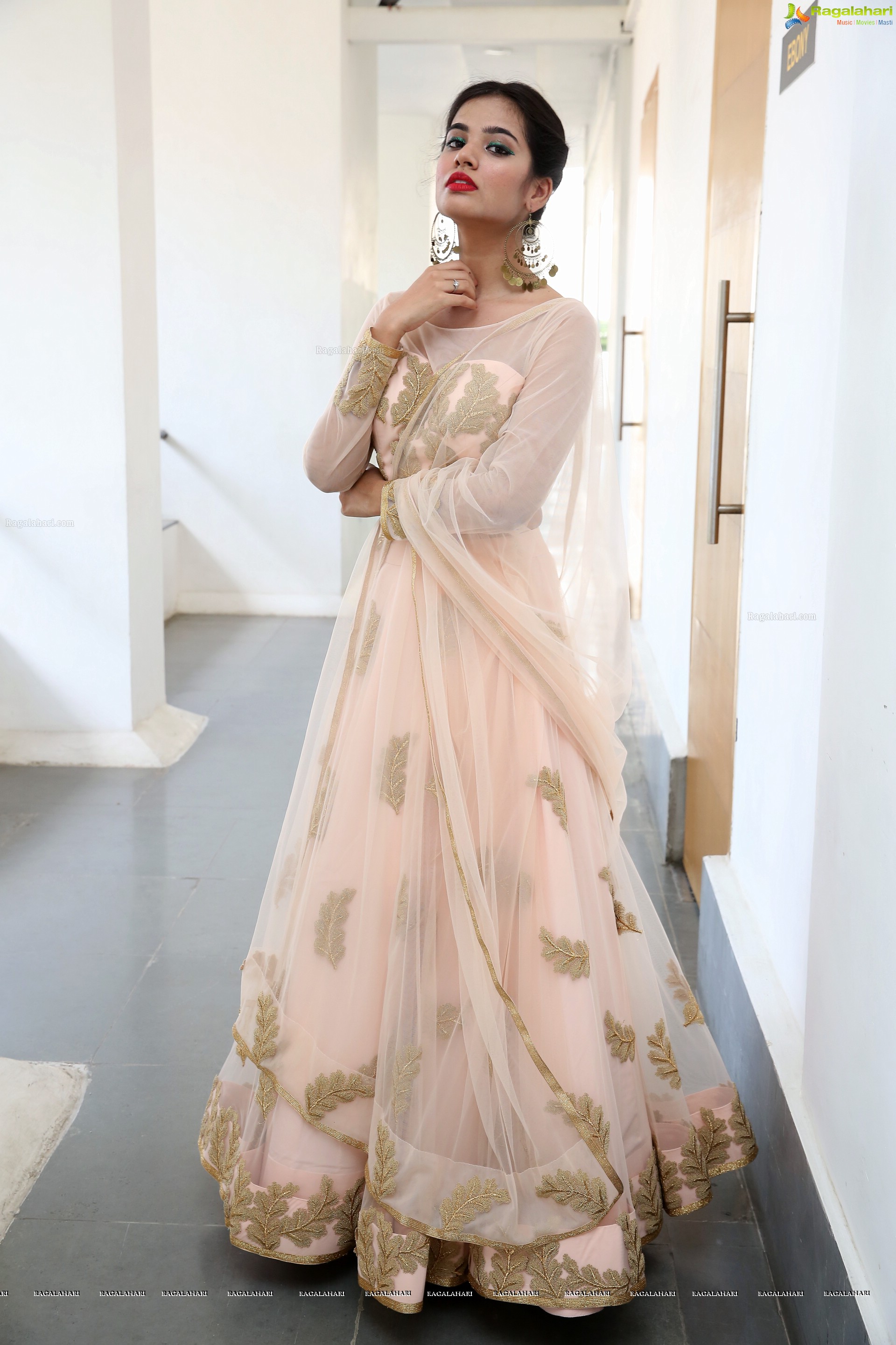 Vaishnavi Rao @ Sutraa Grand Curtain Raiser & Fashion Showcase - HD Gallery