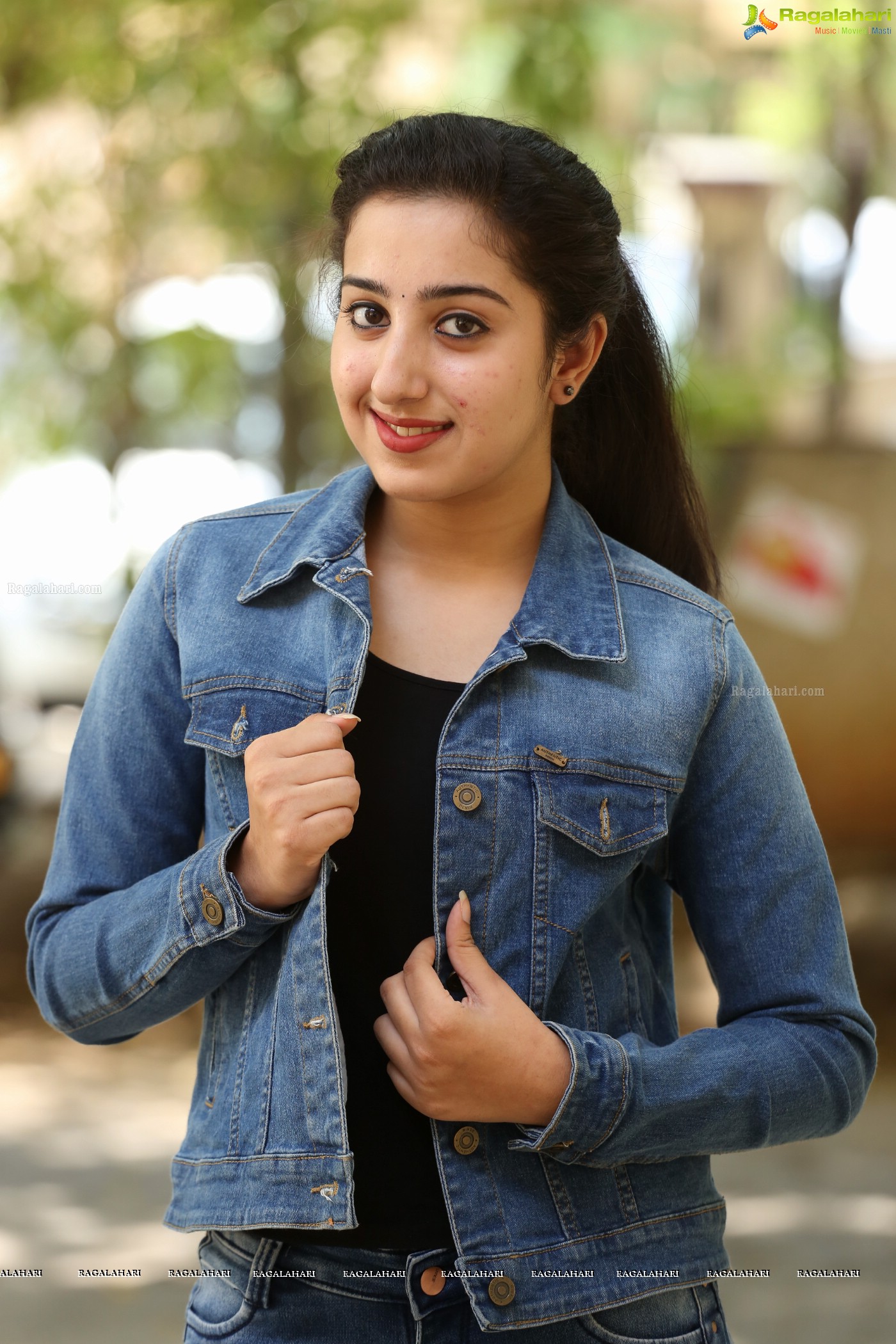 Mounika (Posters) @ Romantic Criminals Press Meet