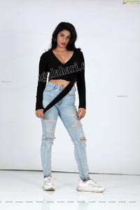 Sheetal Bhatt in Black Twisted Style Knit Crop Top