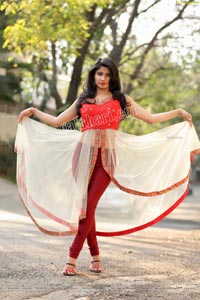 Sheetal Bhatt in Red Front Slit Tunic Top