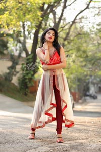 Sheetal Bhatt in Red Front Slit Tunic Top