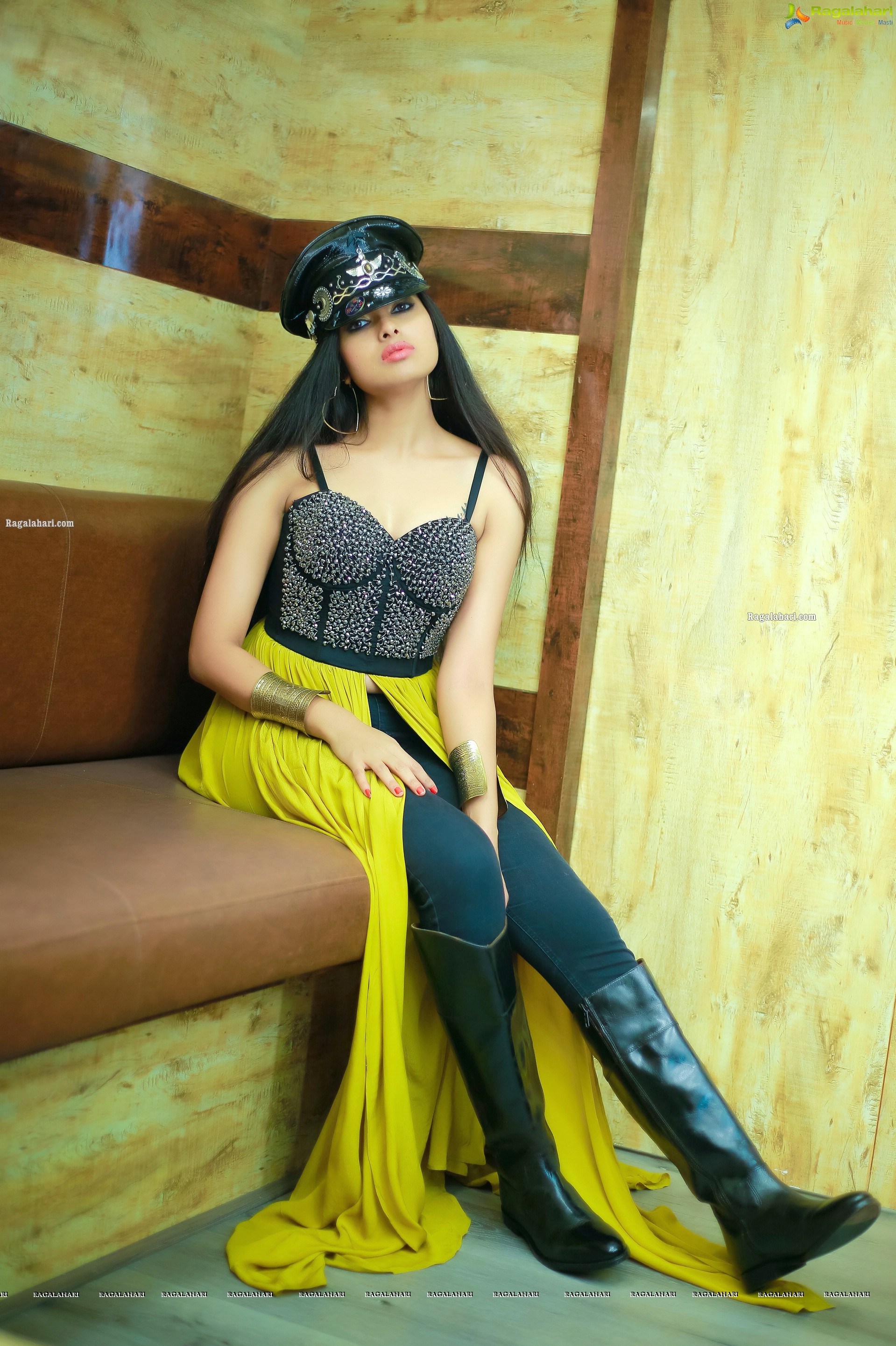 Divi Vadthya Latest Photoshoot Stills, HD Photo Gallery