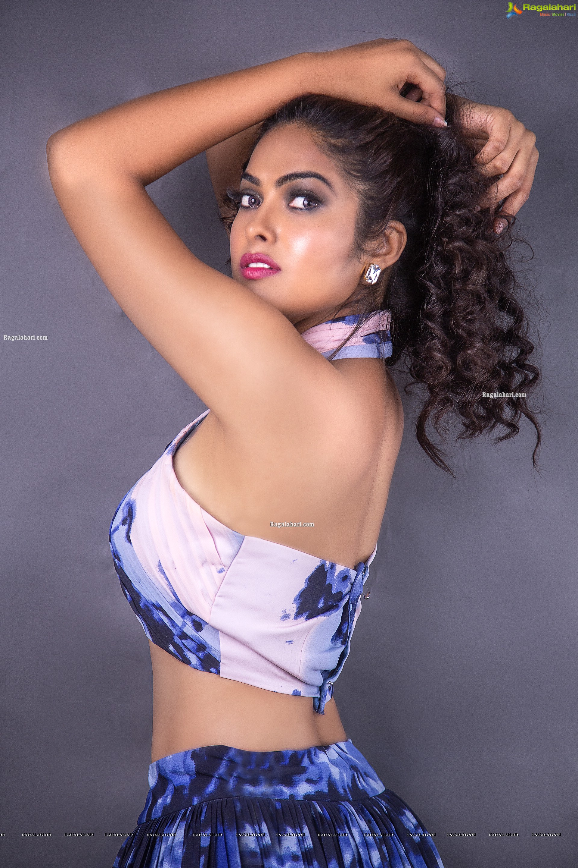 Divi Vadthya displayed oodles of glamour, HD Photo Gallery