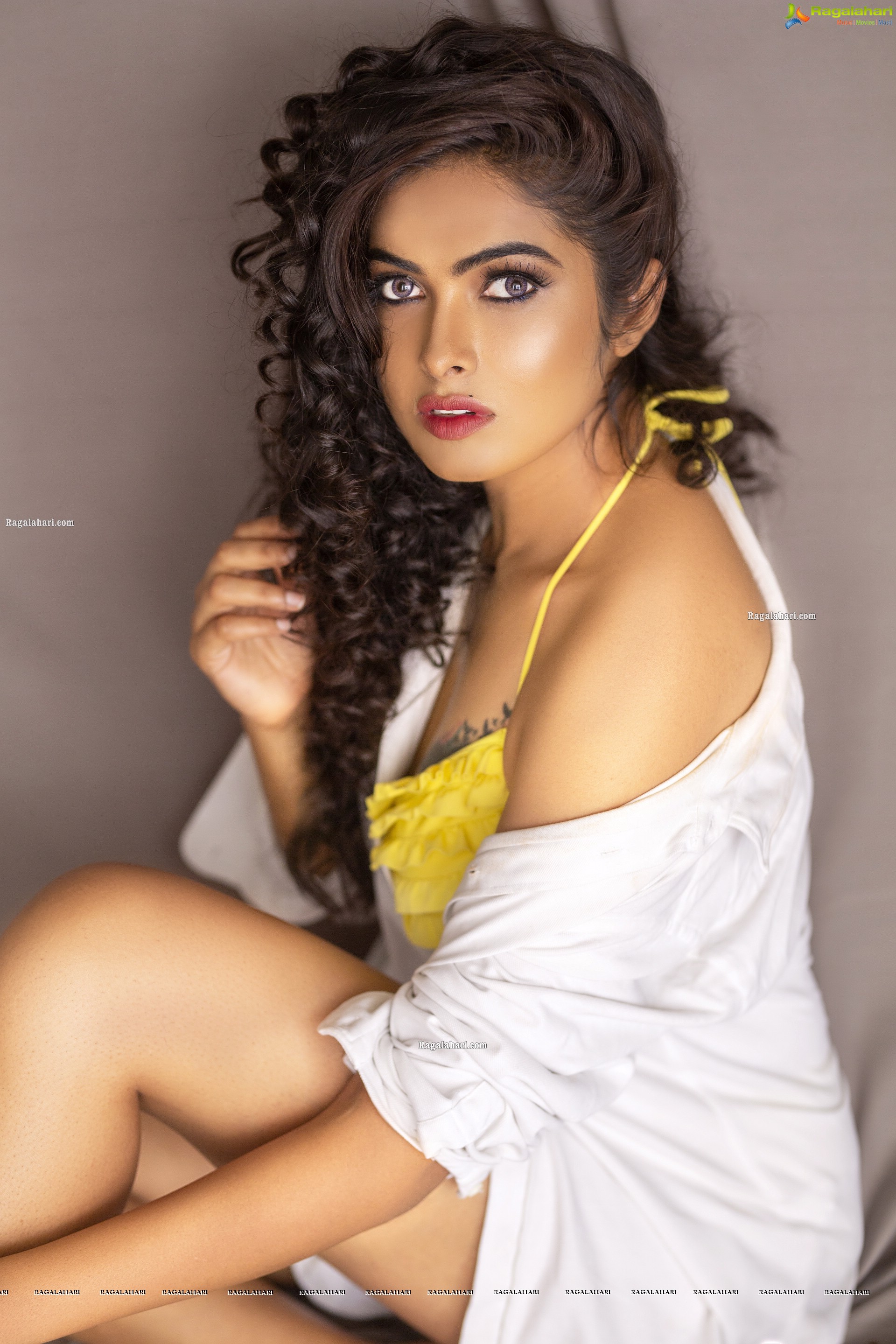 Divi Vadthya displayed oodles of glamour, HD Photo Gallery