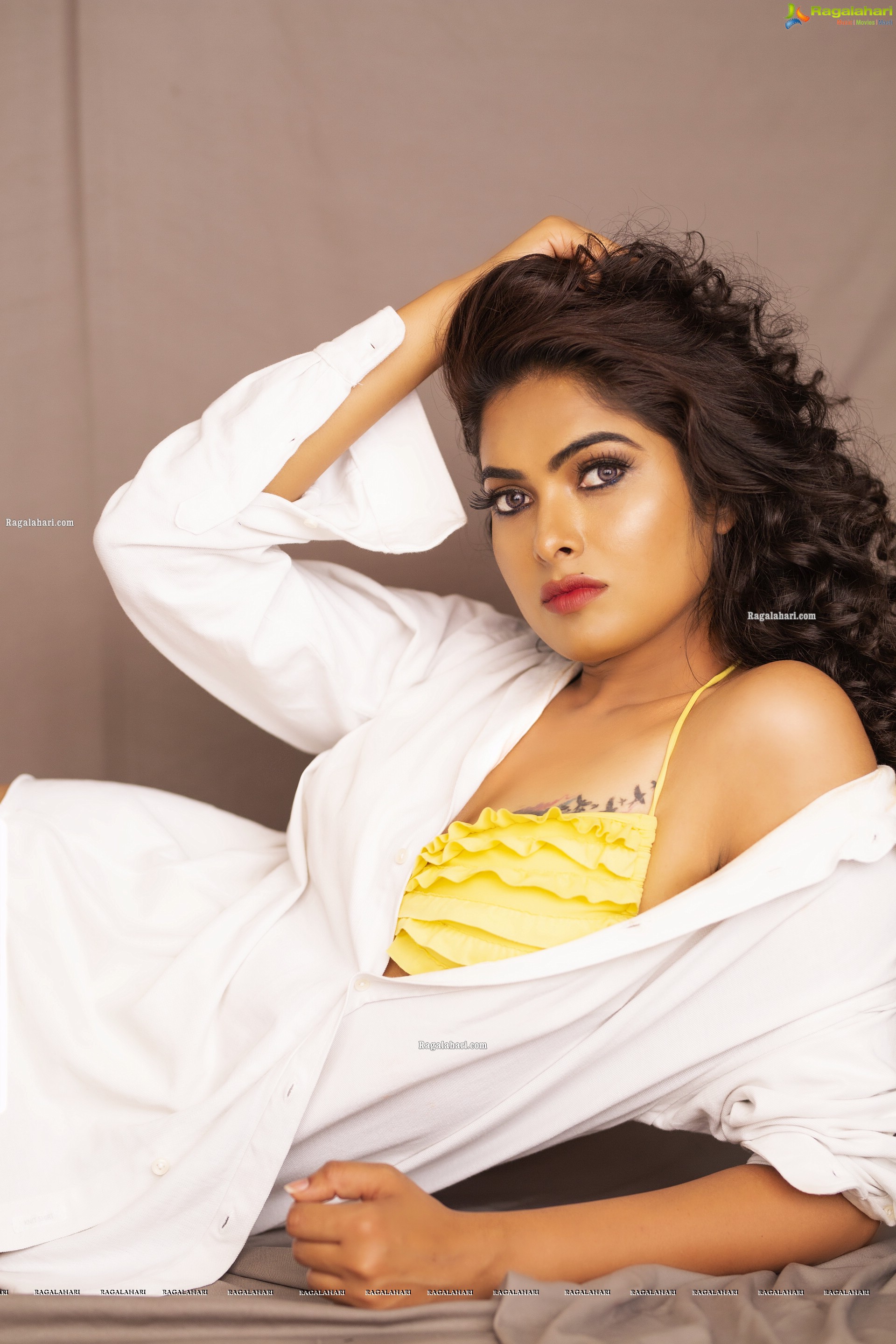 Divi Vadthya displayed oodles of glamour, HD Photo Gallery