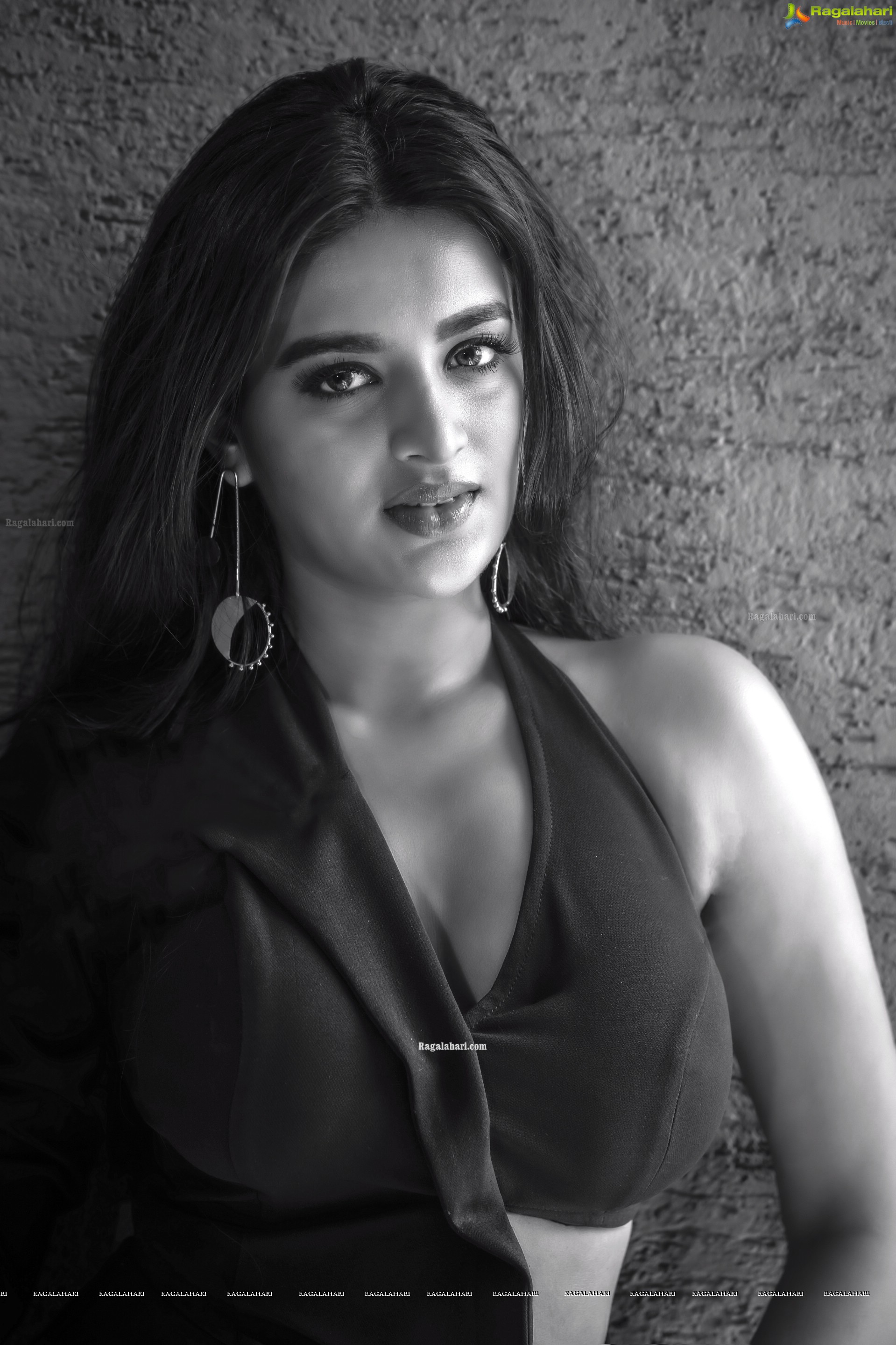 Nidhhi Agerwal is every bit bold and beautiful at the same time, HD Photo Gallery