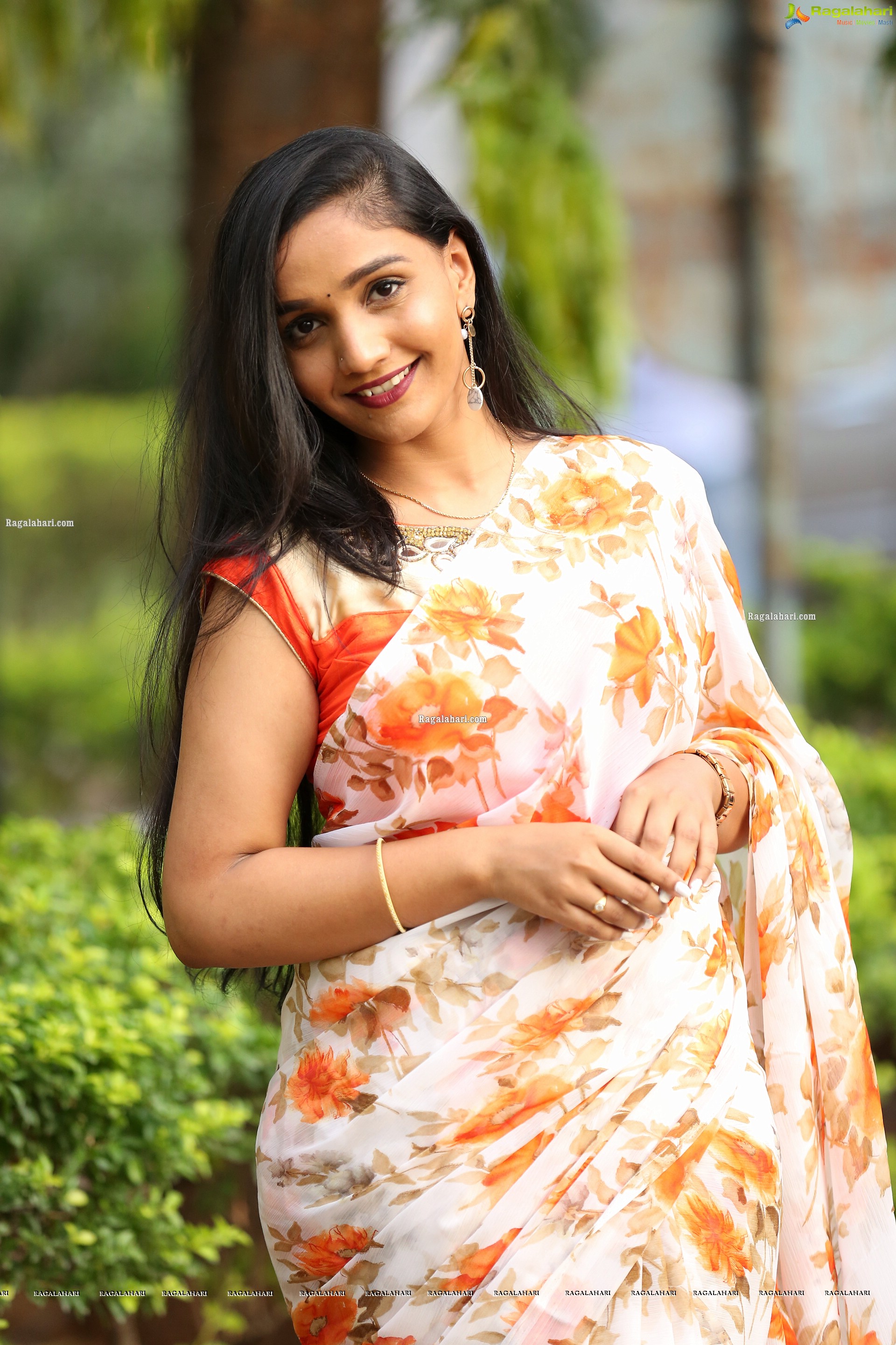 Sruthi in White-Orange Floral Print Saree, HD Photo Gallery