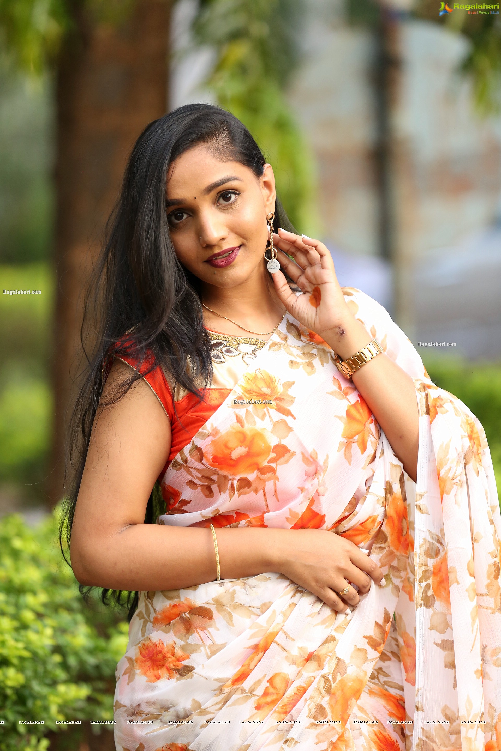 Sruthi in White-Orange Floral Print Saree, HD Photo Gallery