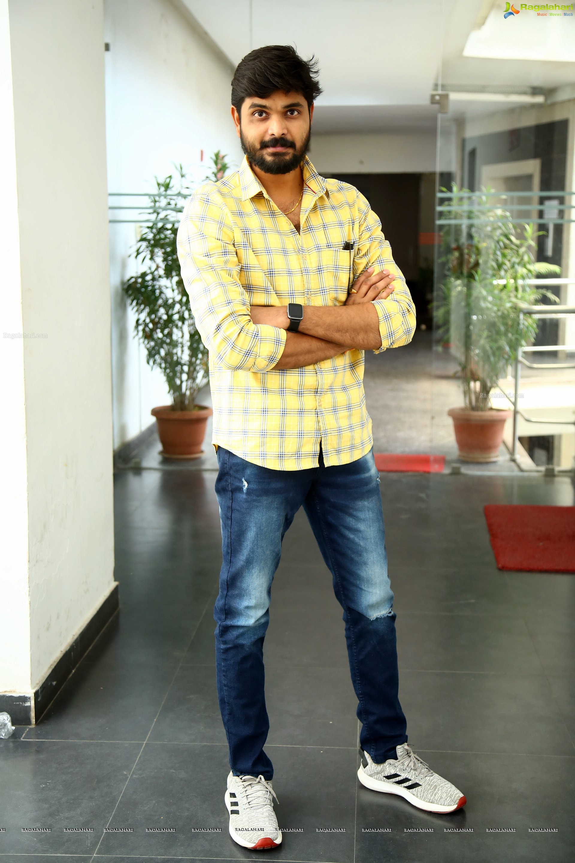 Dinesh at Jayamma Panchayathi Movie Interview, HD Stills