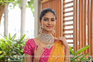 Manasa Varanasi Poses With Jewellery