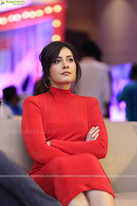 Raashi Khanna at Pakka Commercial Press Meet