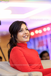 Raashi Khanna at Pakka Commercial Press Meet