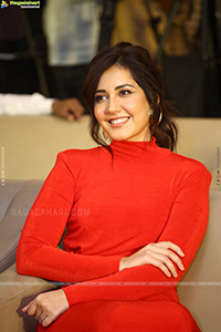 Raashi Khanna at Pakka Commercial Press Meet