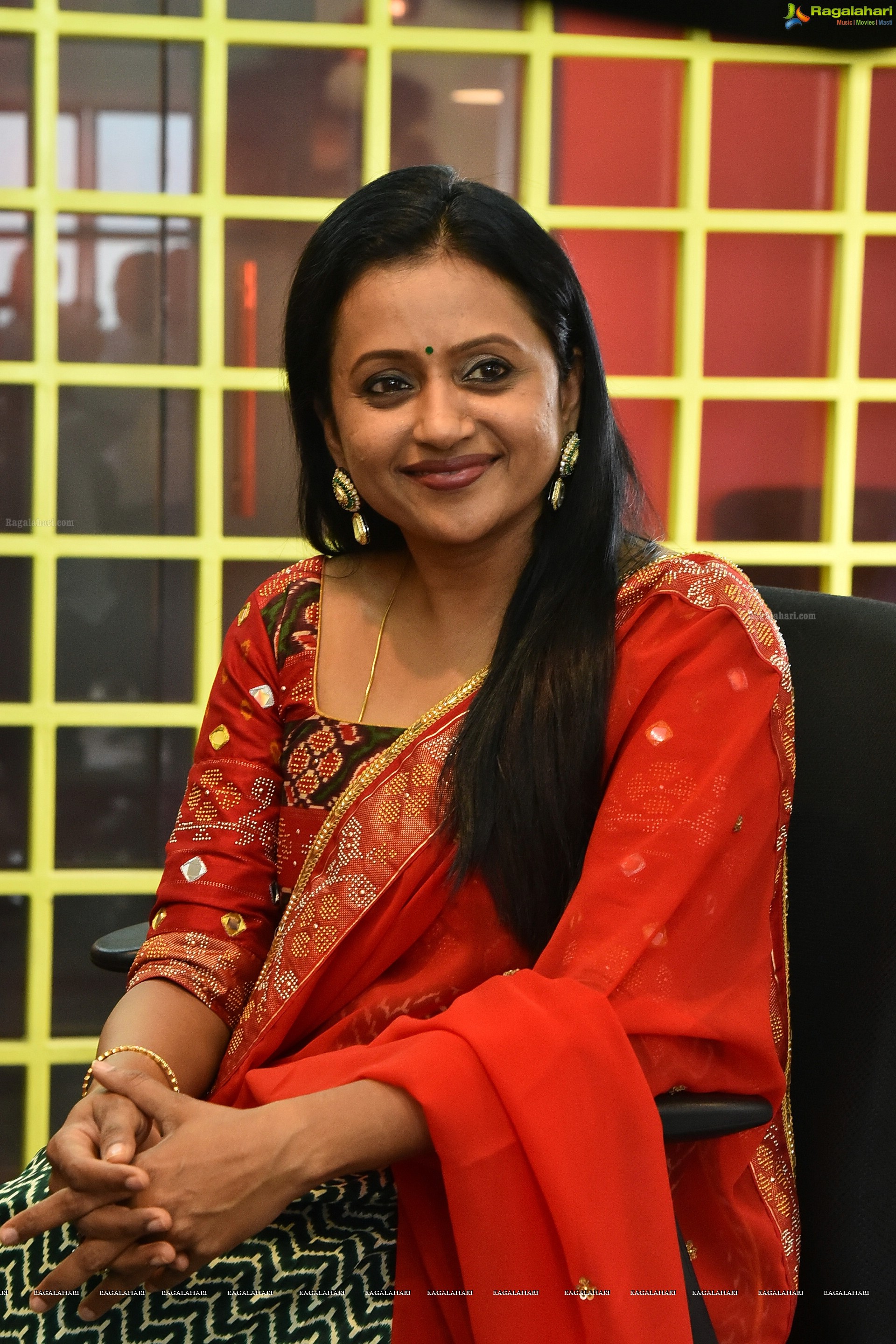 Suma Kanakala at Jayamma Panchayathi Movie Interview, HD Photo Gallery