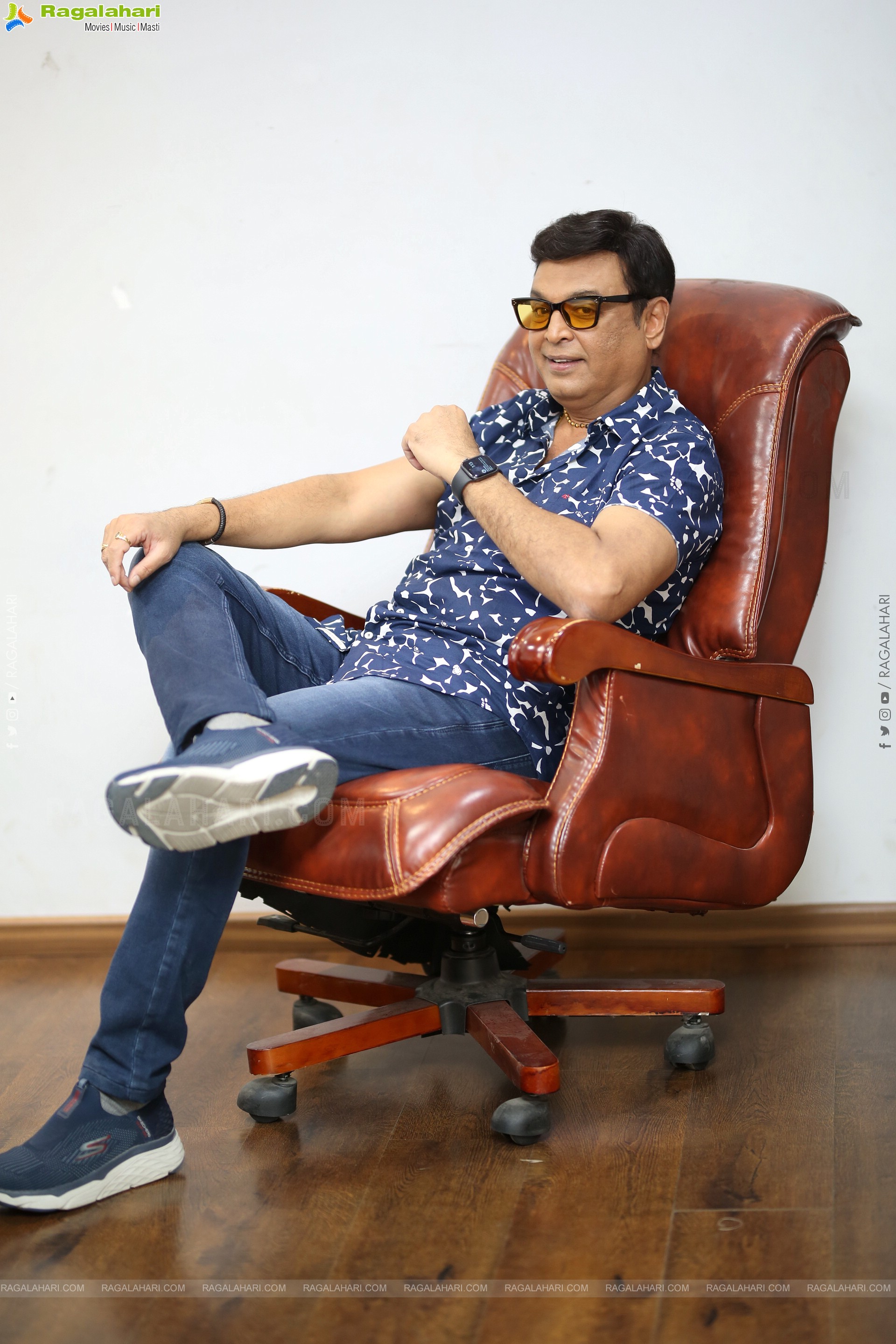 VK Naresh stills at Malli Pelli Interview, HD Gallery