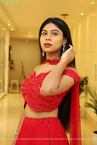 Yamini Srinivas Latest Stills, HD Photo Gallery