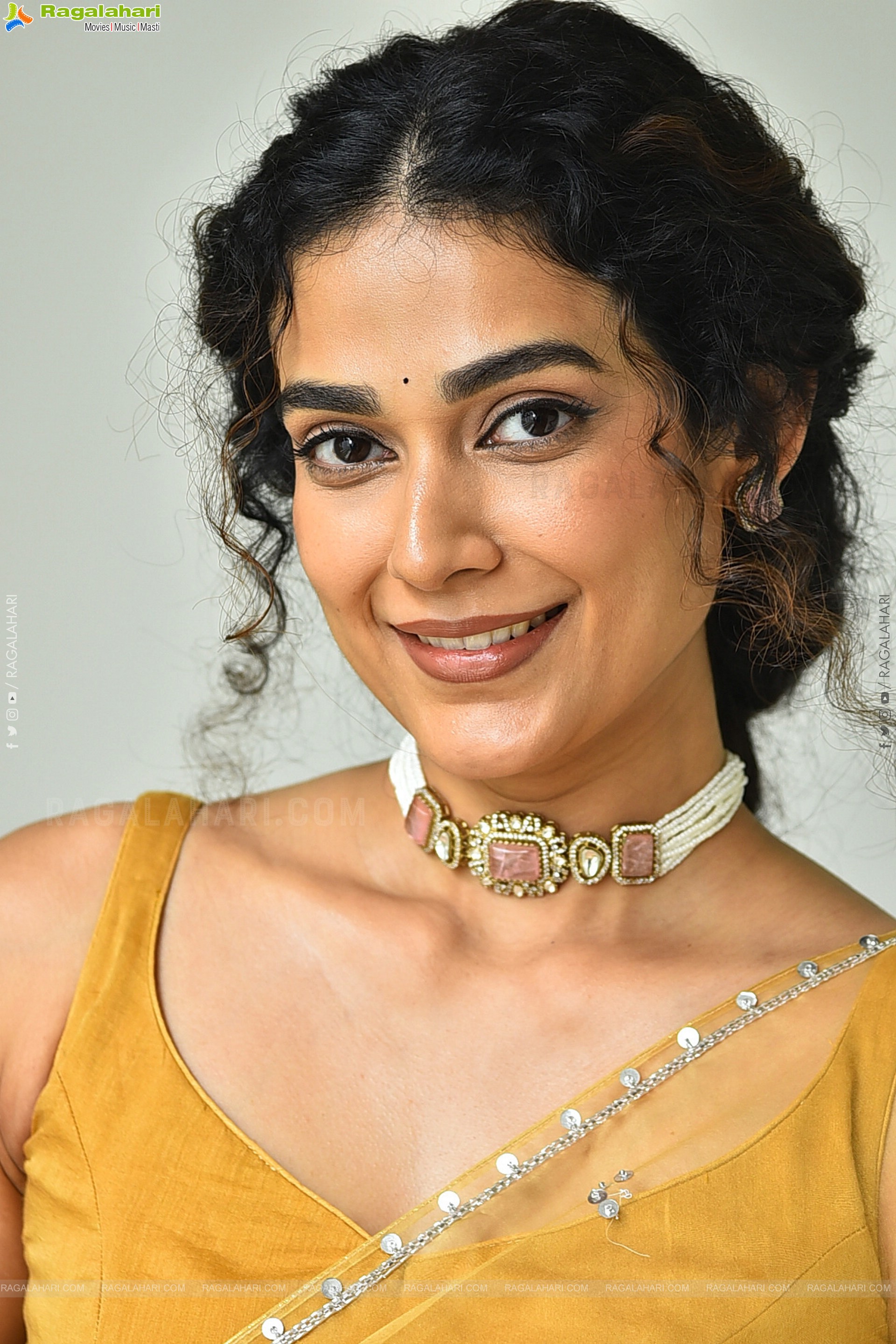 Aakanksha Singh at Shashtipoorthi Movie Interview, HD Gallery